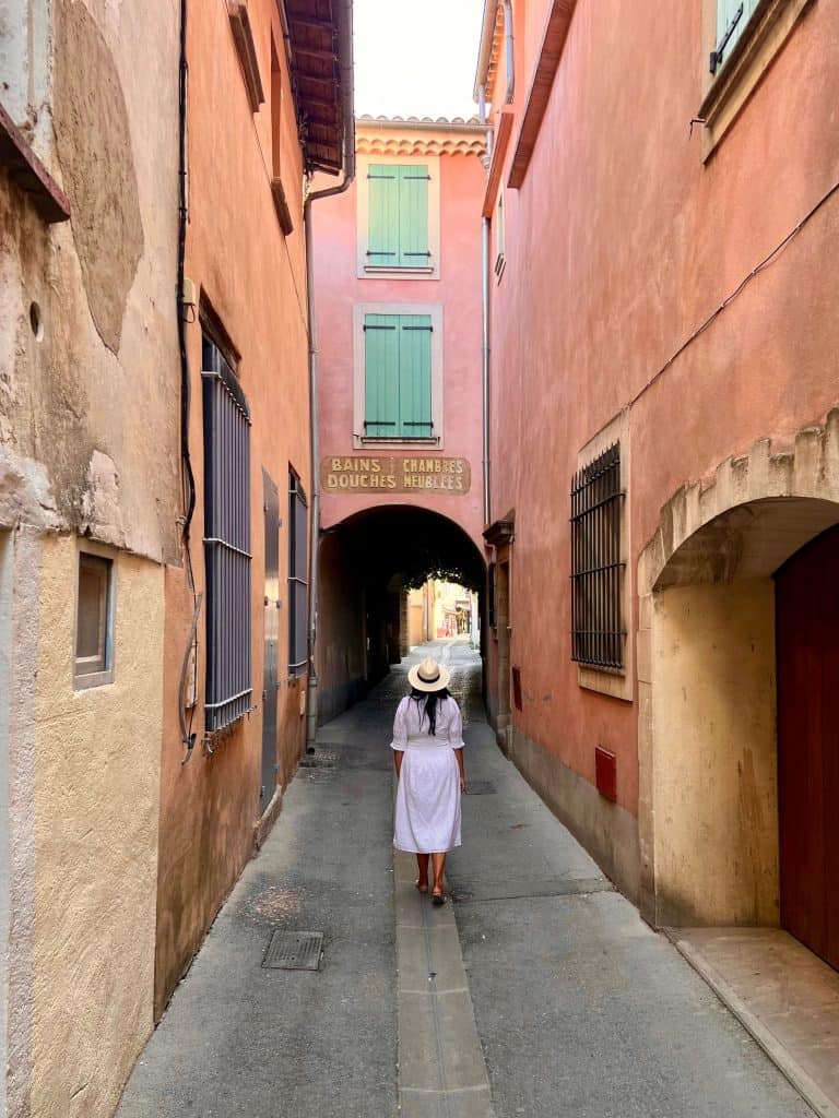 Cities and towns to visit in Provence: L'isle-Sur-La-Sorgue Bejal walking down alleyways