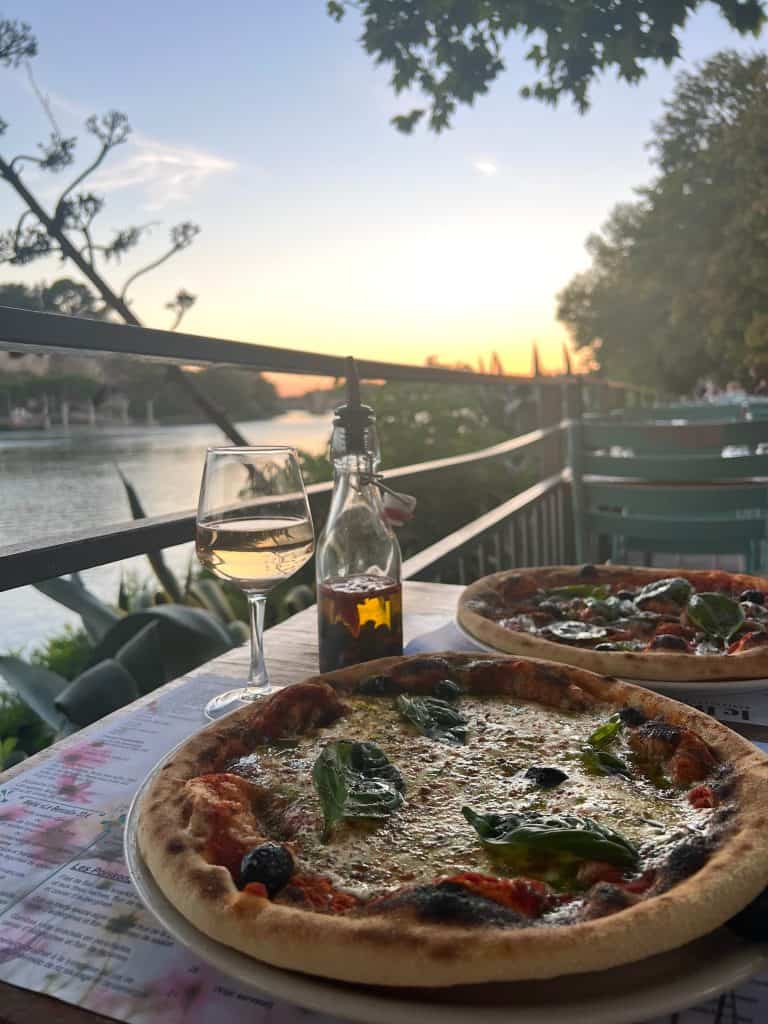 Le Bercail pizza and wine near with rive views