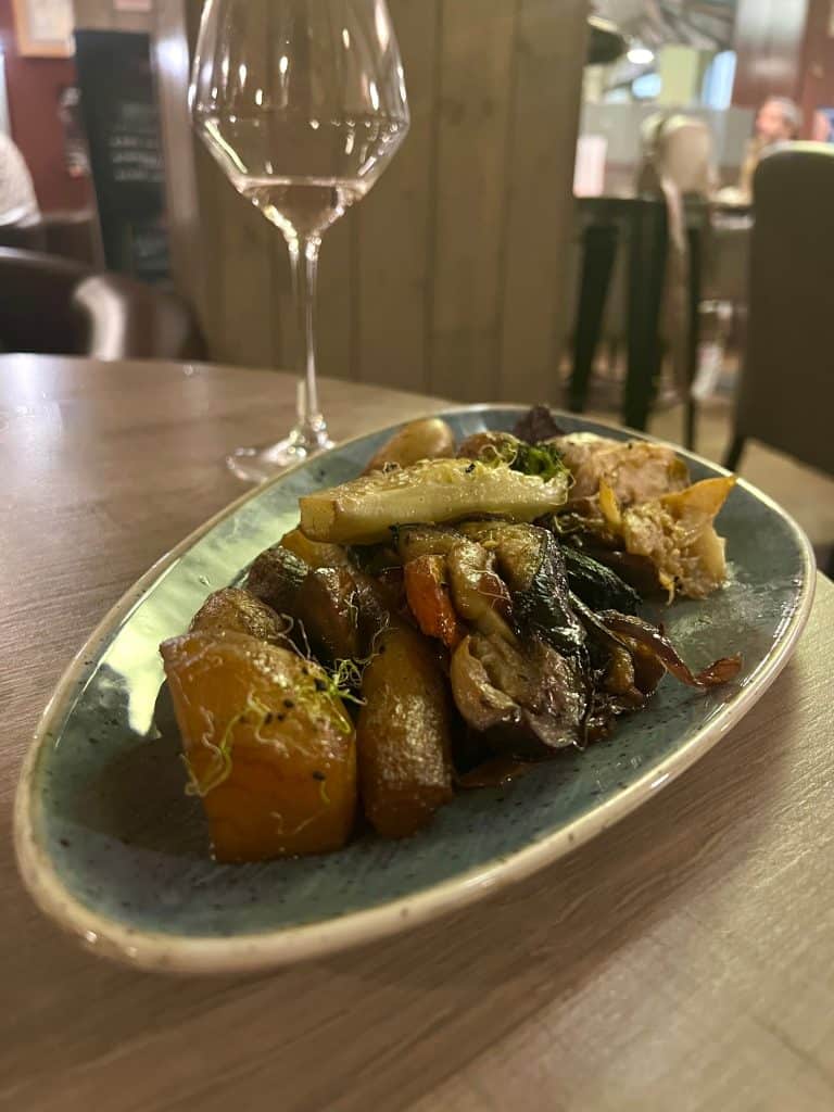 Vegetarian-friendly food in Avignon: Restaurant Bar Vin 46 wine and roasted vegetable main course