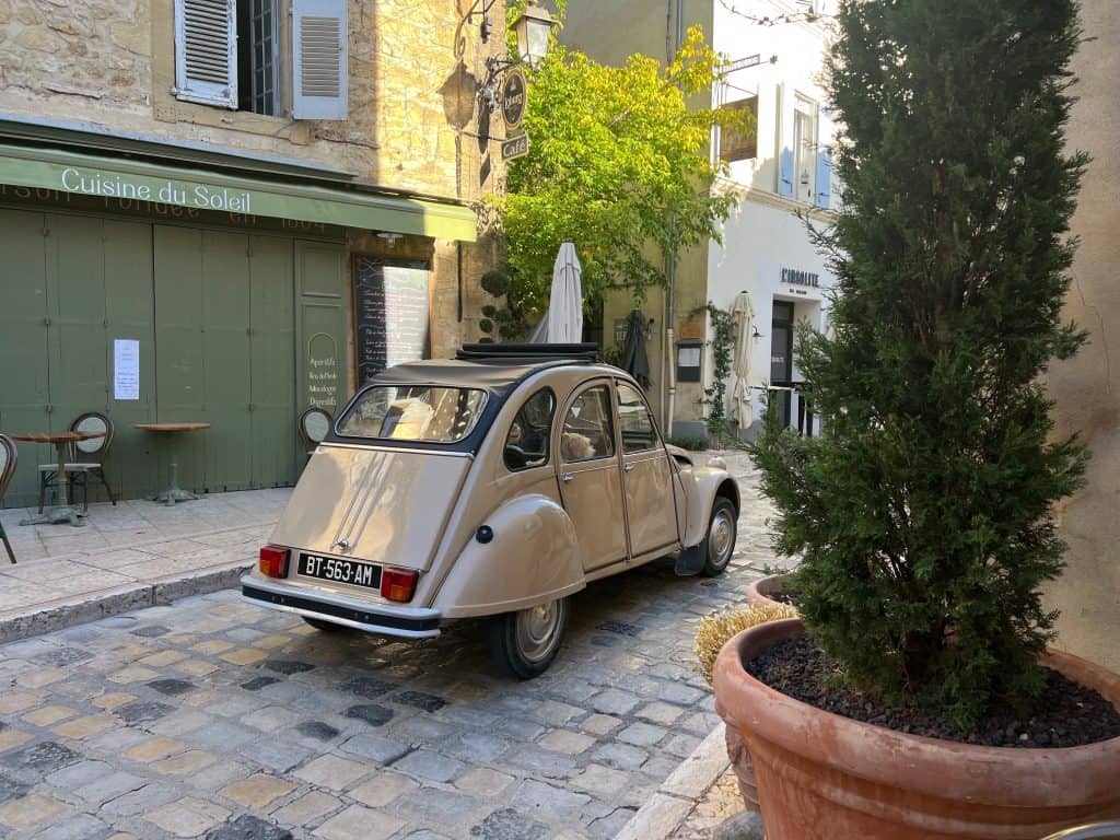 Beautiful villages to visit in Provence: Dog inside classic citroen in Lourmarin