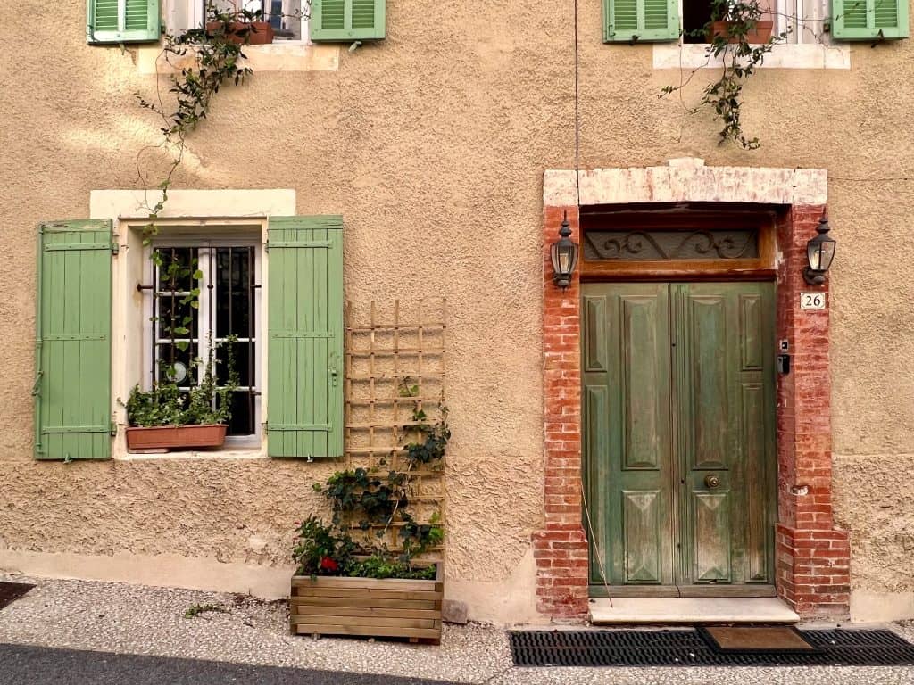 Pretty house in Seguret with co-ordinating shutters and door
