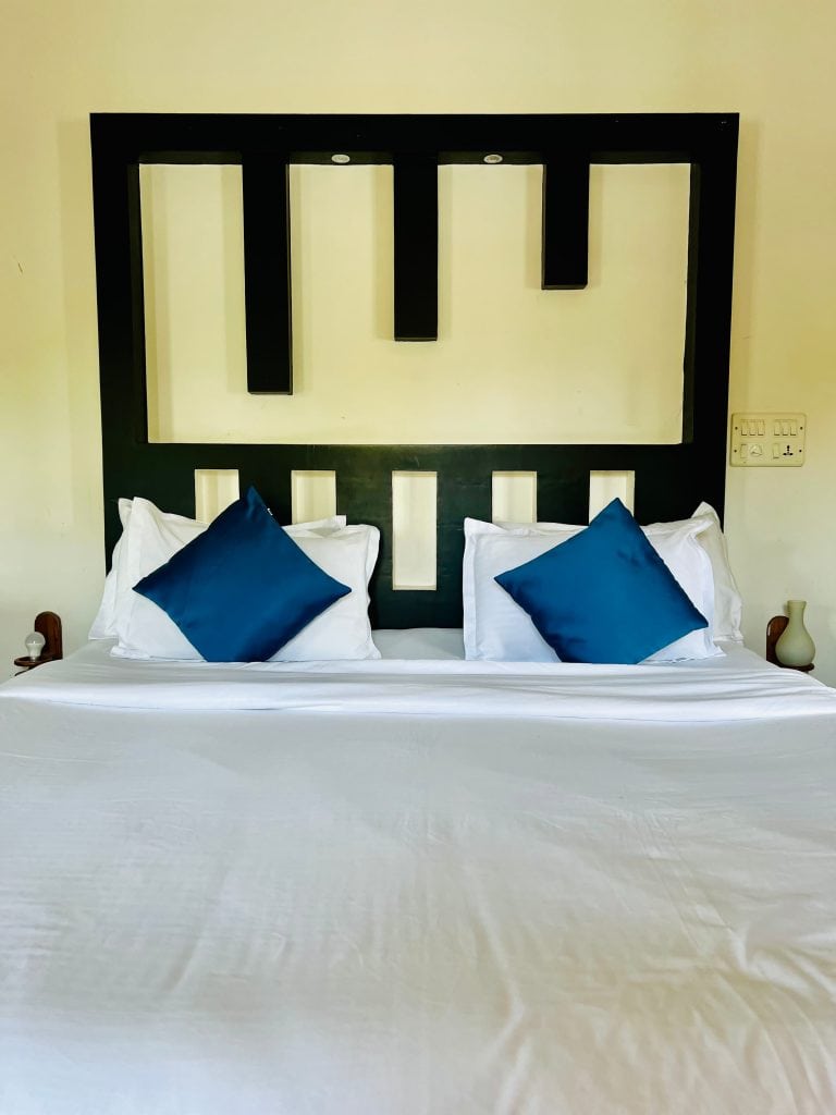 Eco-friendly Hotels in Kerala: Bed in Pickadly houseboat in the luxury Royal Suite