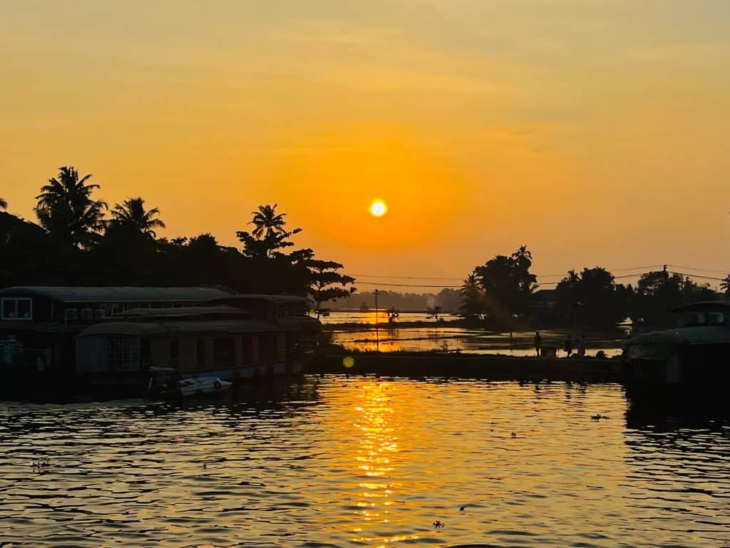 Eco-friendly Hotels in Kerala: Sunset on Keralan backwaters as seen from house boat