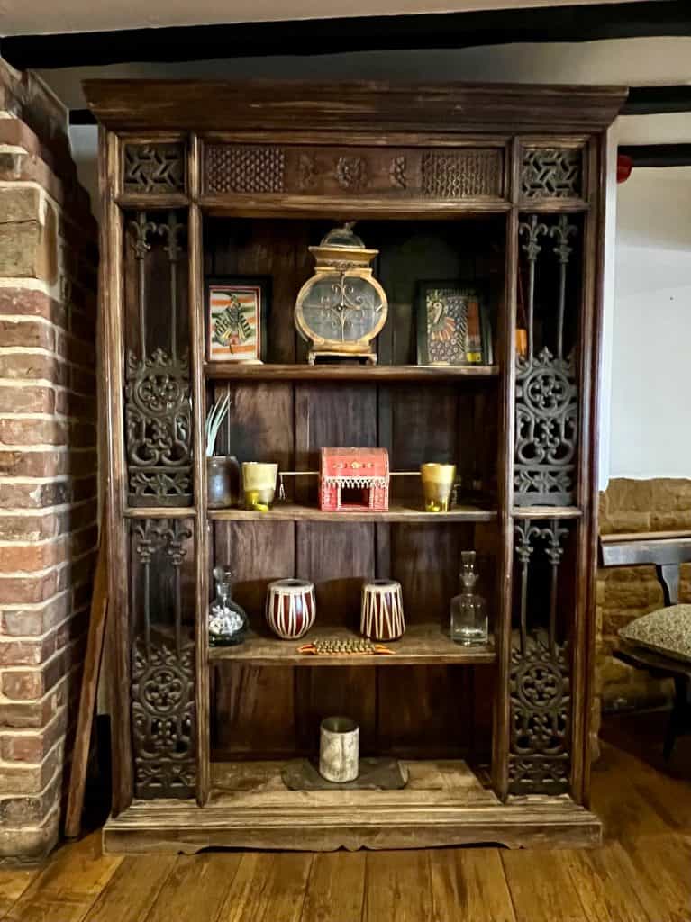 Indian food & Rooms Marquess of Exeter: Sideboard with Indian artefacts