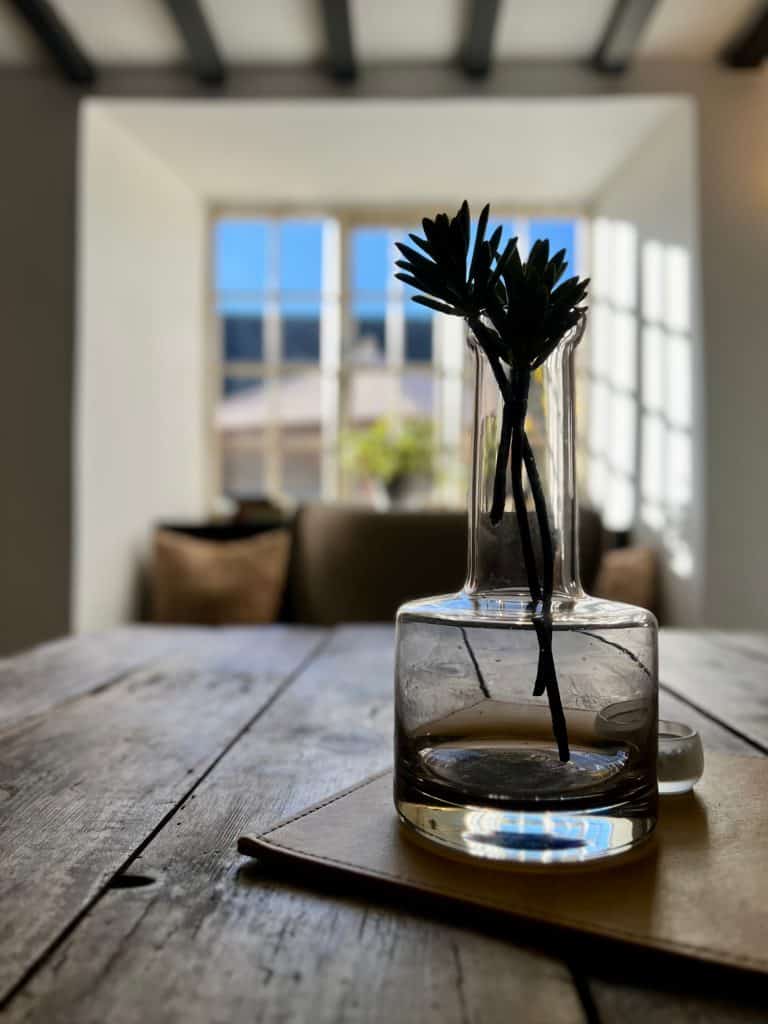 Beautiful Indian Food: The Marquess of Exeter: Vase in bar area