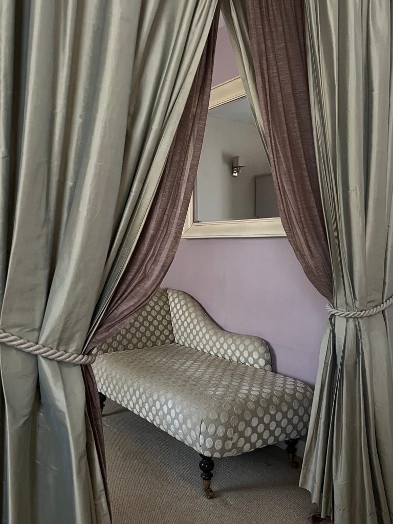 Chaise-longue with drapes in front