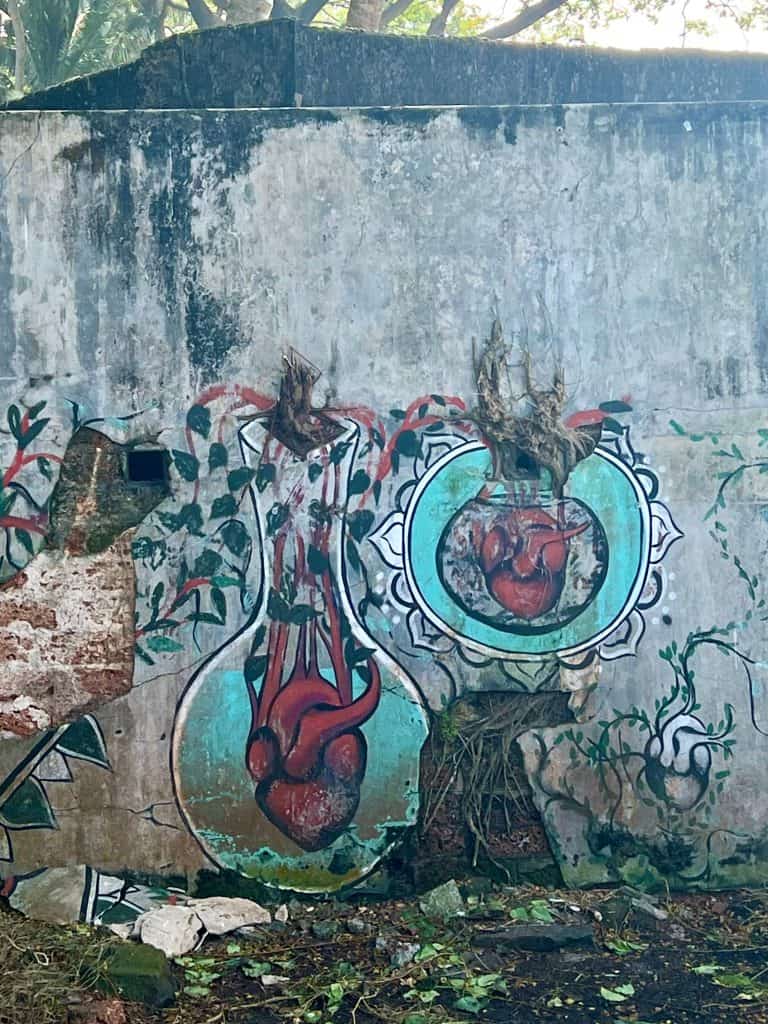 48 hours i Fort Kochi. Street art of the heart organ near the beach, drawn in red nad bright blue