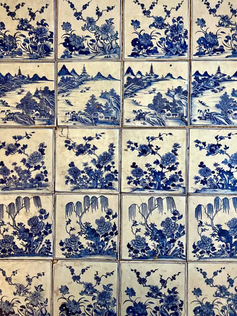 The blue and white tiled floor of the Paradesi Synagoge