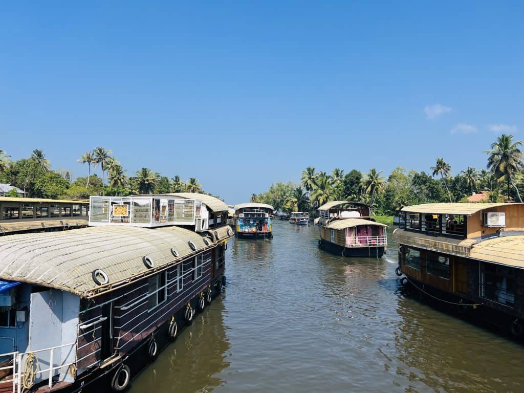 Boats queuing up to leave the Alleppey mooring space.