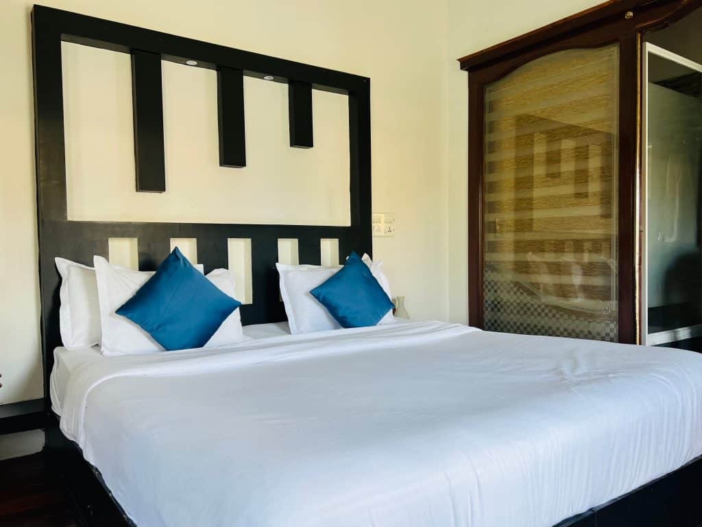 Beautiful Kerala backwaters: Double bed in the bedroom of the Pickadly Houseboat