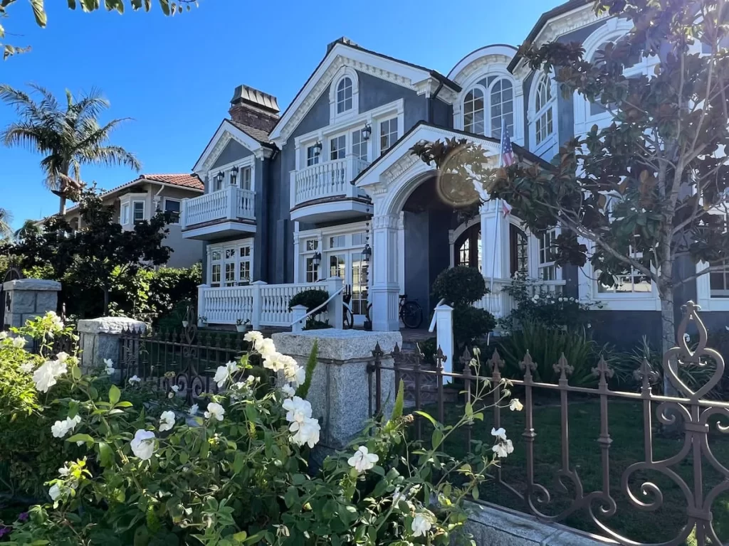 Mansions on Coronado Island with big gardens