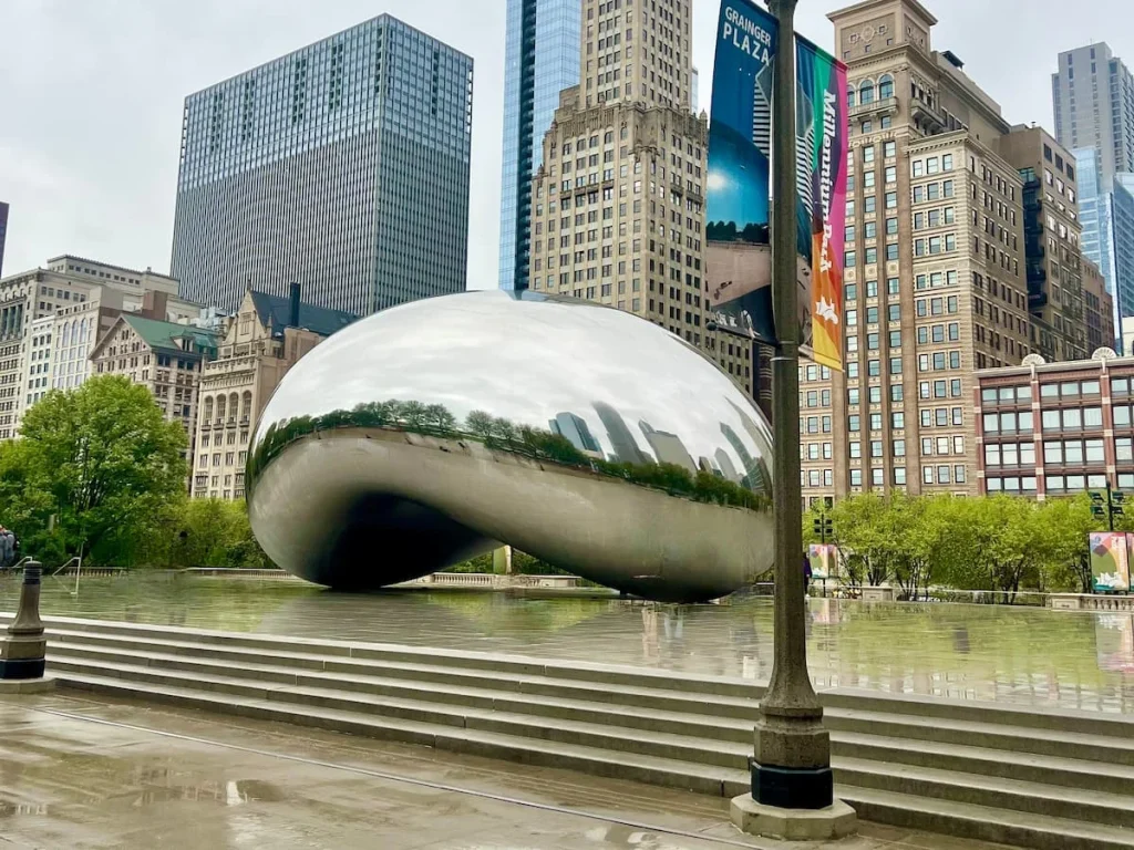 A side view of the The bean, Cloudgate, Chicago. part of this sustainable guide to Chicago