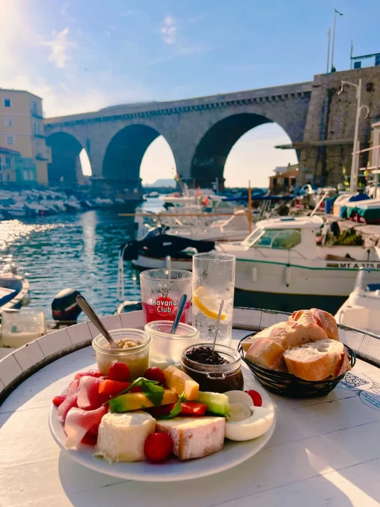 Viaghiji di Fonfon, Marseille with cheese board and pastis overlooking the Vallon des Auffes