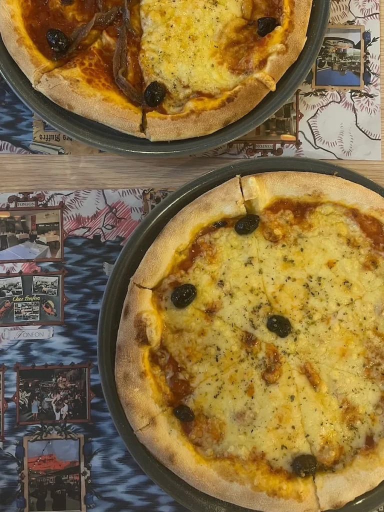 vegetarain-friendly food in Marseille: Flat lay of Margerita pizza at Chez Jeannot