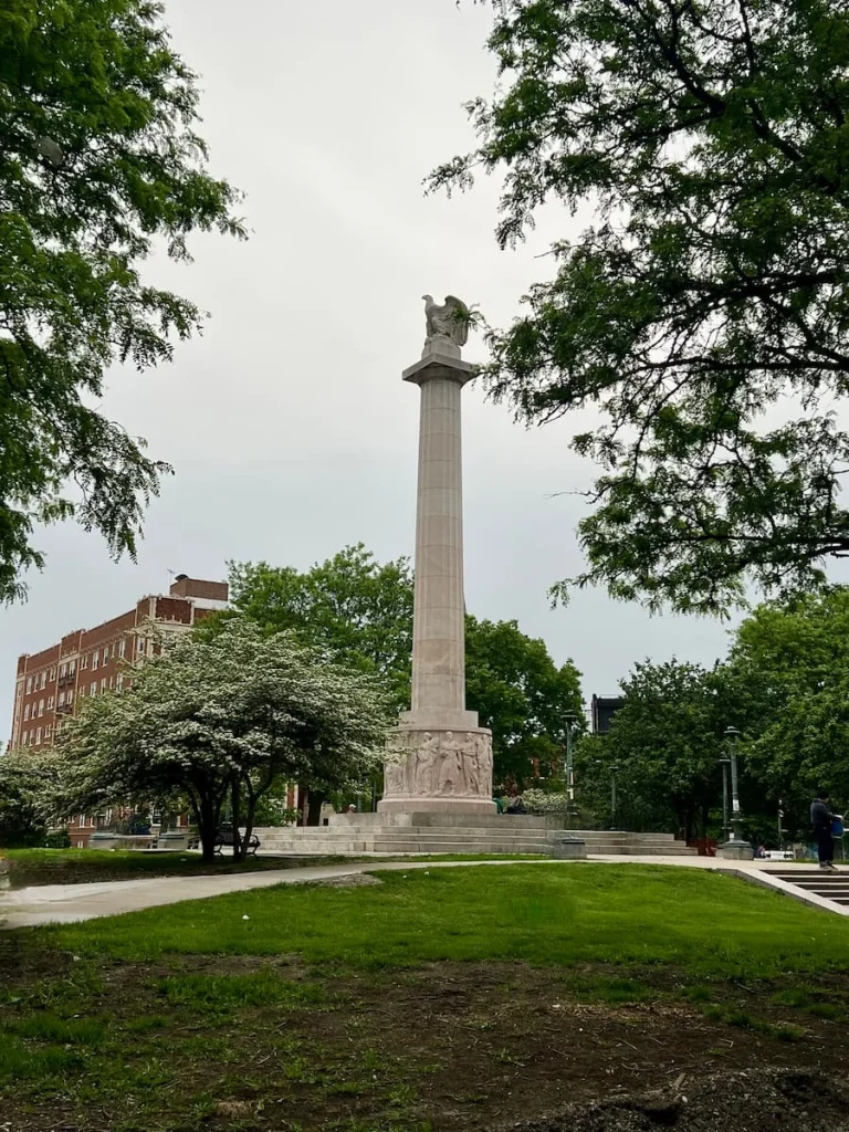 Logan Square Monument in the centre of the green space right in the heart of the neighbourhood in Chicago