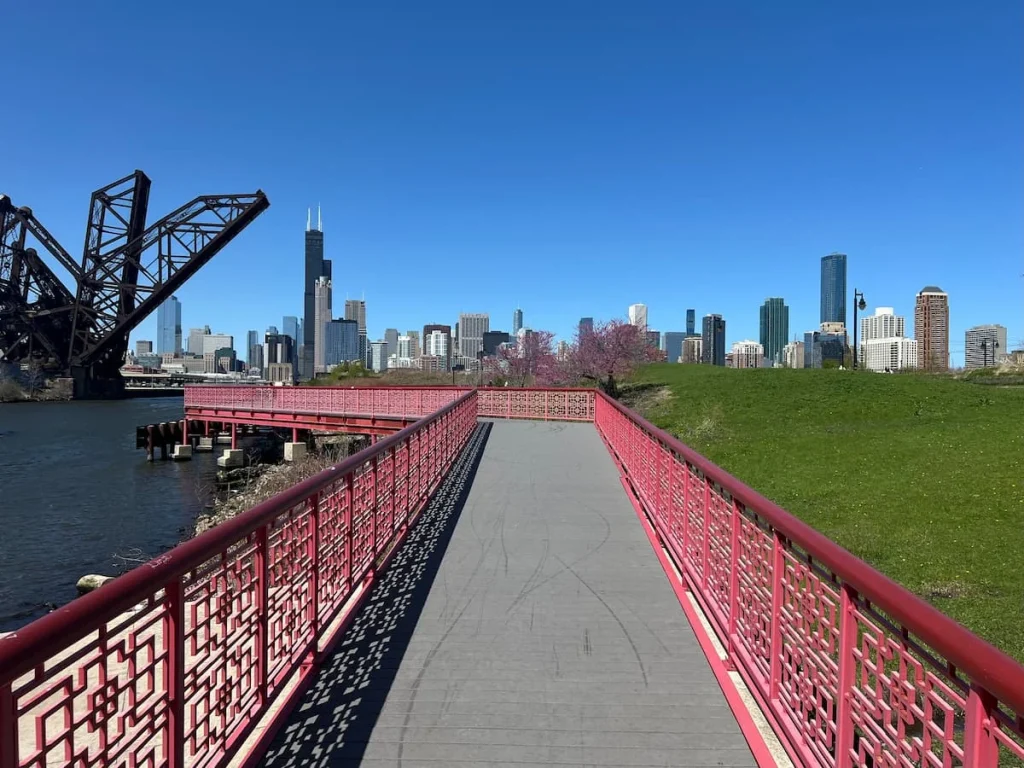 The red bridge with views of the skyscrapers in the cty at Ping Tom Memorial Park, Chicago