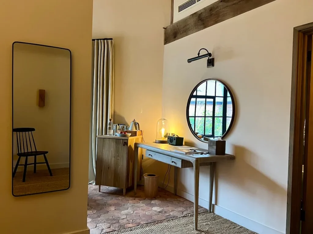 Mirror area in the Coppicer Suite at Grave & Savour, hampton Manor