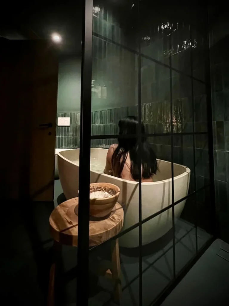 Grace & Savour Suite bathroom at Hampton Manor