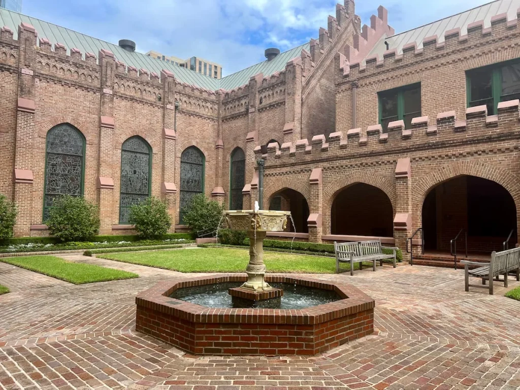 Photo locations in Houston: Christ Church Cathedral fountain in cloisters