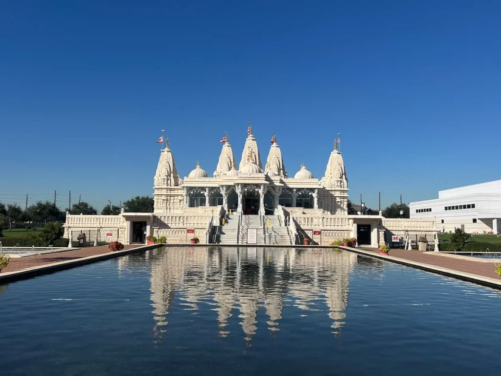 3 days in Houston: BAPS Swaminarayan Temple front view with water pond