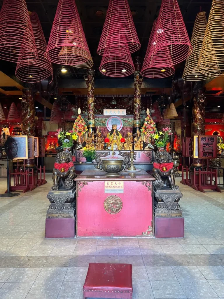 3 days in Houston: Teen How Taoist Temple interior shrines