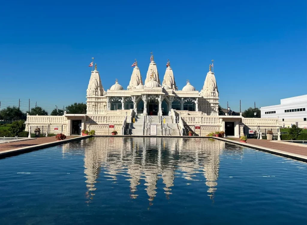 photo locations in Houston: BAPS Swaminarayan Temple front view with water pond