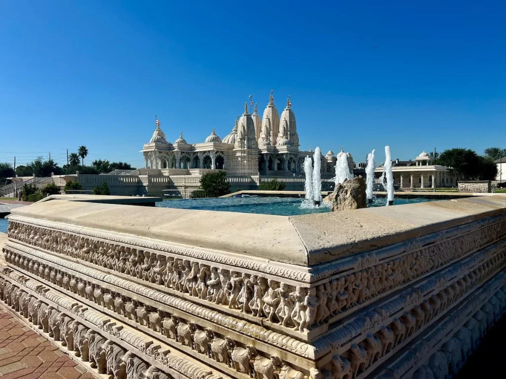 photo locations in Houston: BAPS Swaminarayan Temple side view with fountains