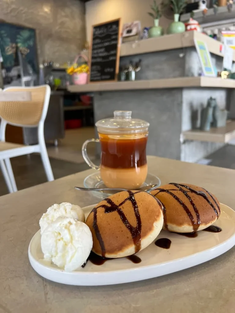Vegan and vegetarian food in Langkawi: Masala tea with coconut and cinnmaon pancakes at Melior cafe
