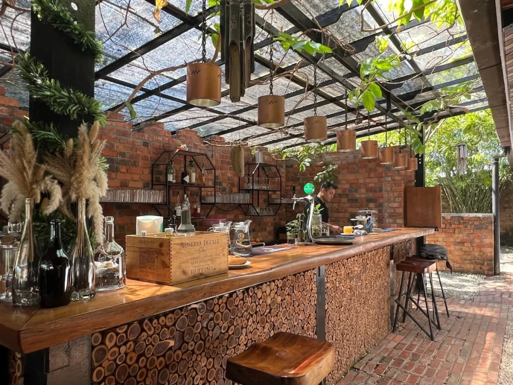 Vegan and Vegetarian food in Langkawi: nThe Bar area at The Fat Frog